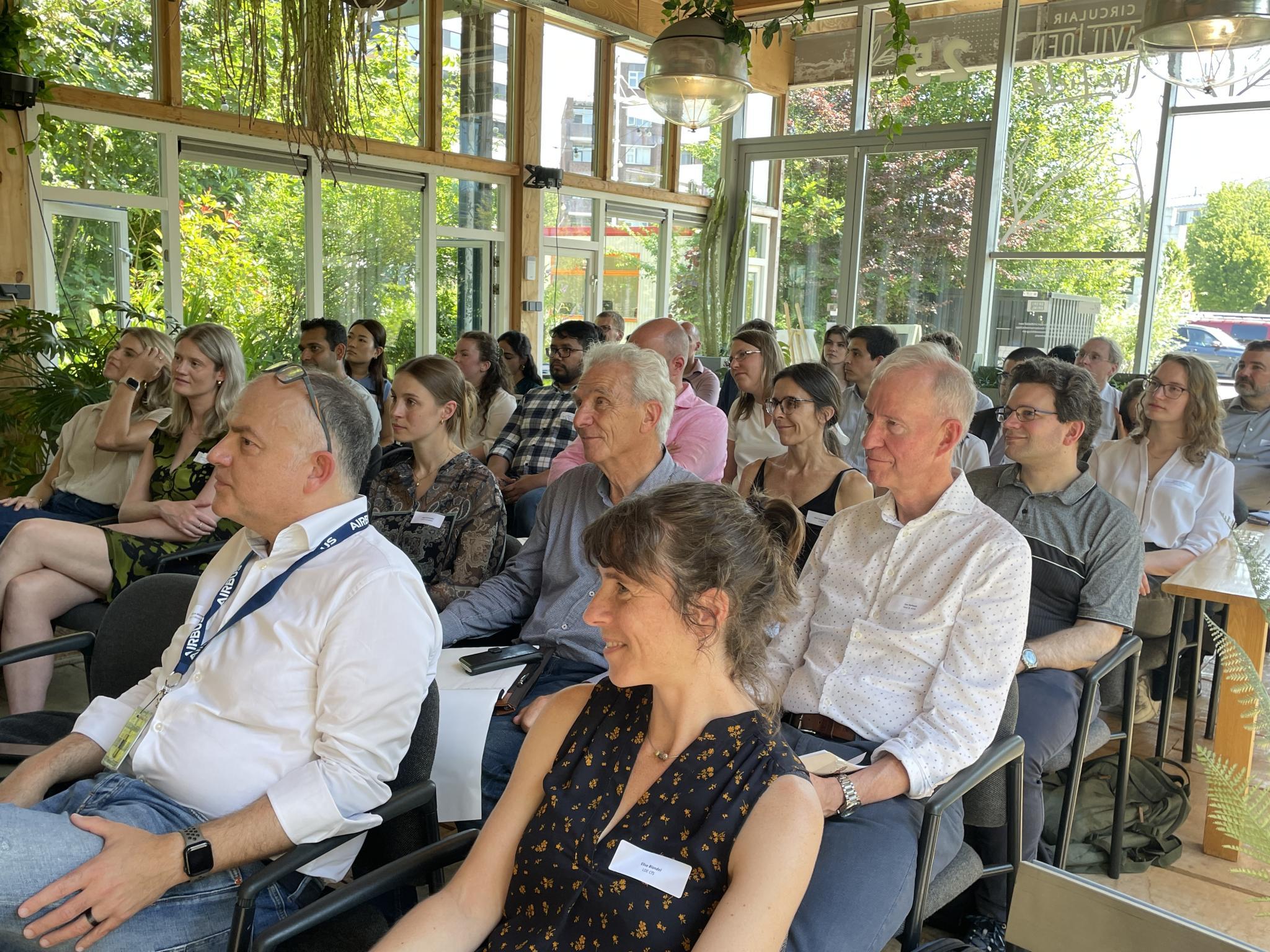 Mensen in een zaal op een evenement
