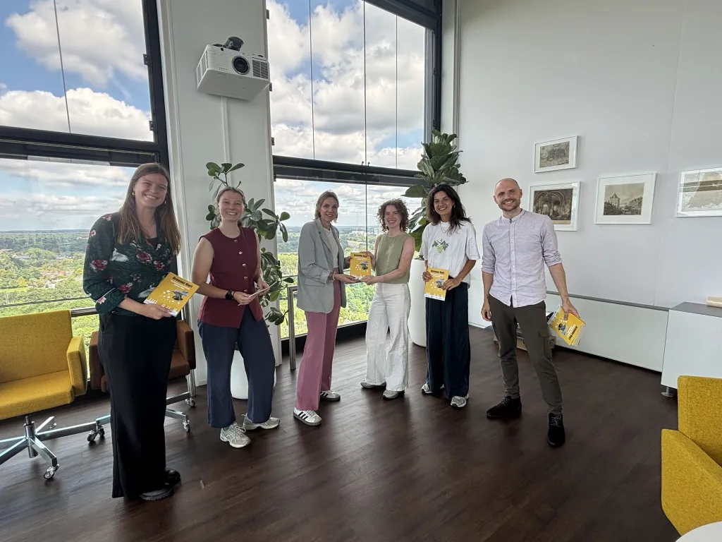 Overhandiging Thesis Lab
